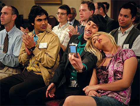 Изначально персонажа Кейли Куоко должны были звать Кейти. Кейти была более циничной и работала в салоне красоты, а роль предназначалась для актрисы Аманды Уолш. Позже сценаристы этот образ переписали и появился персонаж Пенни. Кейли Куоко быстро стала сов Изначально персонажа Кейли Куоко должны были звать Кейти. Кейти была более циничной и работала в салоне красоты, а роль предназначалась для актрисы Аманды Уолш. Позже сценаристы этот образ переписали и появился персонаж Пенни. Кейли Куоко быстро стала сов