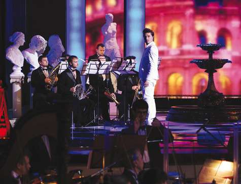 Диме Билану пришлось записывать номер два раза. Во время первого выступления отключился монитор, на котором был текст его песни. Фото: Владимир Чистяков.