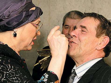 Актриса Нина Русланова, получившая четвертую «Нику» за лучшую женскую роль, пребывала в прекрасном настроении. Заметив Нину Ивановну, Алексей Булдаков не удержался от комплиментов. фото: Геннадий Авраменко