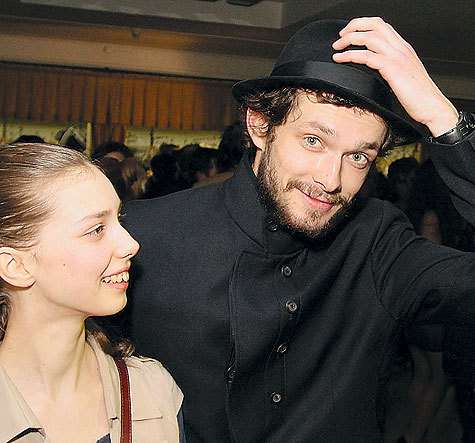 Актер Григорий Добрыгин пришел на церемонию с новой девушкой. Именно так всем и могло показаться. Но правда куда прозаичнее — Григорий вывел в свет свою сестру. фото: Геннадий Авраменко