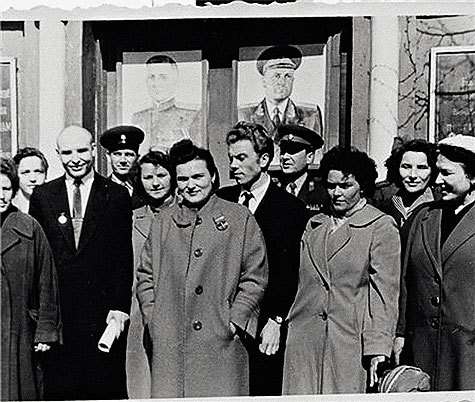 Семейная жизнь у Зыкиной и Аверкина не сложилась, но они продолжали общаться. На фото: Аверкин – первый слева, Зыкина – в центре. Семейная жизнь у Зыкиной и Аверкина не сложилась, но они продолжали общаться. На фото: Аверкин – первый слева, Зыкина – в центре.