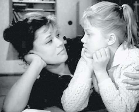 По иронии судьбы, актрисе часто приходилось играть в кино матерей, хотя в жизни об этой роли ей оставалось только мечтать. По воспоминаниям Елены Прокловой, которая сыграла дочь Люсьены Ивановны, Овчинникова отдавала столько любви и тепла, что казалась на