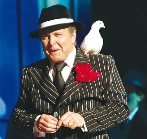 Лев Лещенко в какой-то момент испугался севшего на него голубя, но быстро пришел в себя. Фото: Владимир Чистяков.