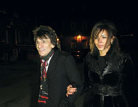 Похожий на нахохлившегося на морозе воробья гитарист Rolling Stones Ронни Вуд приехал с раскрасневшейся подружкой-моделью Аной Паулой Араужо и сыном Джесси Джеймсом. Он не смог вымолвить ни слова, пока не протиснулся в теплое помещение. Фото: Геннадий Авр