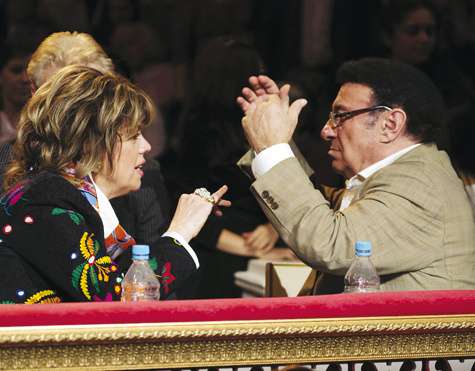 Члены жюри — заслуженные мастера жанра Любовь Казарновская и Зураб Соткилава — вовсе не спорят между собою, их просто переполняют эмоции от выступлений участников. Фото: Владимир Чистяков.