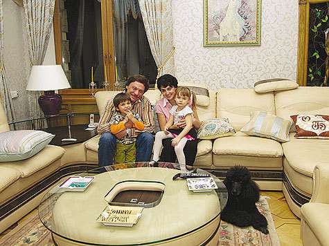 Михаил и Ольга вместе уже 35 лет. Дружное семейство Барщевских живет в загородном доме, вместе с детьми Максимом и Дашей, четырьмя собаками (пудель Клякса — на фото внизу), попугаем Жириком и аквариумными рыбками. фото: Владимир Чистяков