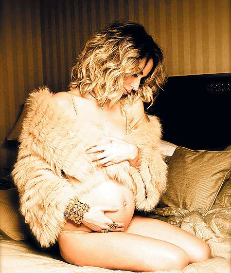 Певица долгое время старалась не афишировать свою беременность. Но когда скрывать животик стало невозможно, организовала фотосессию для одного из украинских журналов.