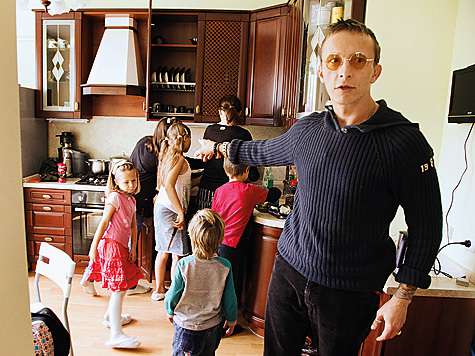 Раньше семья ютилась в крохотной квартирке с шестиметровой кухней. И лишь недавно переехала в новый дом.