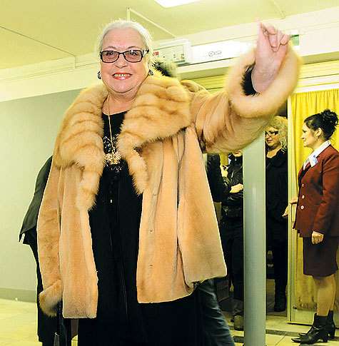 Лидия Федосеева-Шукшина приехала не только себя показать и на других посмотреть, но и поддержать морально свою дочь Машу, которая вела часть церемонии награждения. Присутствующим в холле также запомнилось украшение в виде короны и норковая шуба звезды. В 