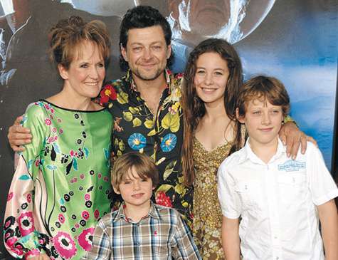 Жена Серкиса актриса Лоррейн Эшборн и трое их детей всегда узнают Энди на экране, в каком бы гриме он ни был.