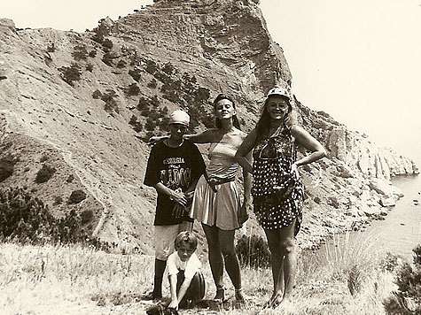 Узнав, что Аня беременна, ее мама сначала была в шоке. А потом они вместе растили своих сыновей.