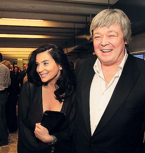 — Саша, подвиньтесь немного, а то вас за Катей не видно! — бестактно крикнул кто-то из фотографов. — Это меня-то не видно?! — возмутился габаритный Стриженов, но все же подвинулся. — Саша, подвиньтесь немного, а то вас за Катей не видно! — бестактно крикнул кто-то из фотографов. — Это меня-то не видно?! — возмутился габаритный Стриженов, но все же подвинулся.