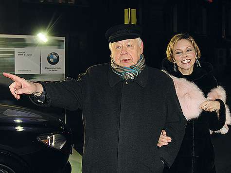 Мало того что гостям пришлось долго идти пешком по холоду, на входе им пришлось разбираться, на какую именно вечеринку они идут. По соседству гулял один телеканал. Олег Табаков и Марина Зудина, впрочем, направление определили безошибочно. Фото: Геннадий А