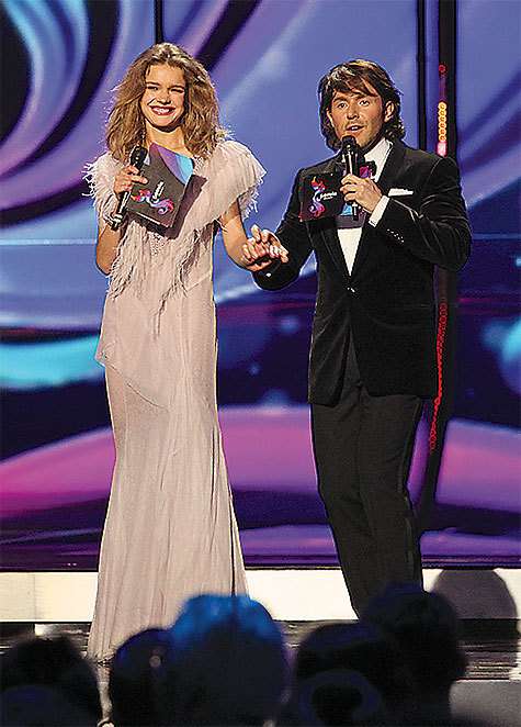 Знание английского языка часто выручает ведущего Андрея Малахова. Он может общаться как с зарубежными гостями программы «Пусть говорят», так и вести международные церемонии.