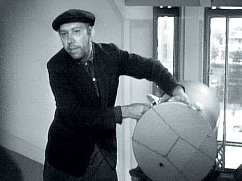 Для съемок эпизода, в котором герой Никулина роняет в лестничный проем стиральную машинку, действительно разбили два агрегата; правда, один без мотора.