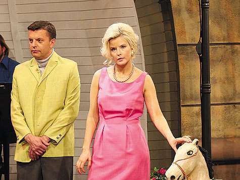 Костюмы ведущего и предметы реквизита — не бутафорские, а абсолютно подлинные. На Леониде — водолазка и пиджак чехословацкого производства, а на машинке и лошадке только что катались дети. Фото: Руслан Рощупкин. Костюмы ведущего и предметы реквизита — не бутафорские, а абсолютно подлинные. На Леониде — водолазка и пиджак чехословацкого производства, а на машинке и лошадке только что катались дети. Фото: Руслан Рощупкин.