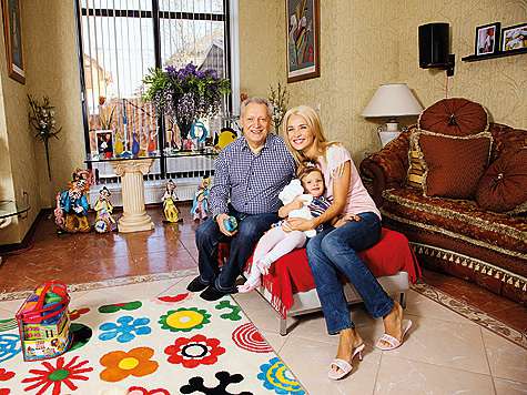 После развода с Пугачевой Евгений Болдин встретил молодую певицу Марину Лях. А в 61 год он стал отцом.