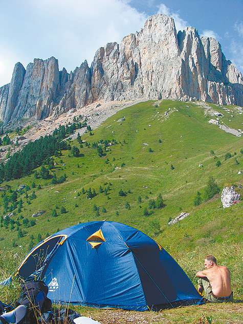 С палаткой в горах дешевле, чем с шезлонгом на пляже.