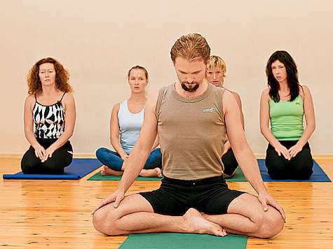 Если в йоге вы новичок, то необходимо пройти ознакомительный курс. Инструктор подробно объяснит, в чем суть и метод йоги Аенгара. Фото предаствлены YOGA PRAСTIKA, EastNews.