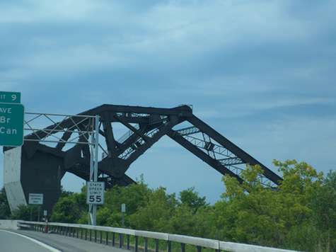 Встречу старых друзей-генералов и Любы Трофимовой хотели снять возле Министерства обороны, но киношников туда не пустили. Тогда они нашли подходящее по антуражу здание. Им оказался корпус химического факультета МГУ.