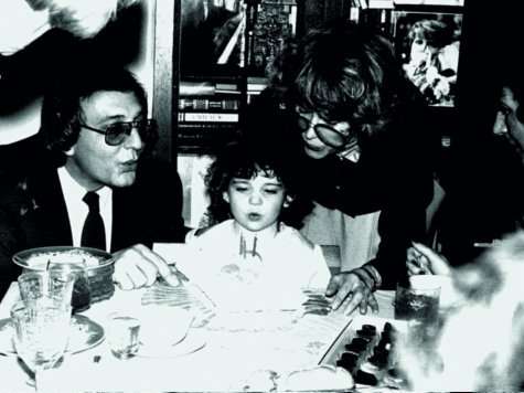 Неелова стала матерью в сорок лет. И поставила семью выше работы: вместе с мужем, дипломатом Кириллом Геворгяном, и дочкой она уехала за границу – надолго. Неелова стала матерью в сорок лет. И поставила семью выше работы: вместе с мужем, дипломатом Кириллом Геворгяном, и дочкой она уехала за границу – надолго.