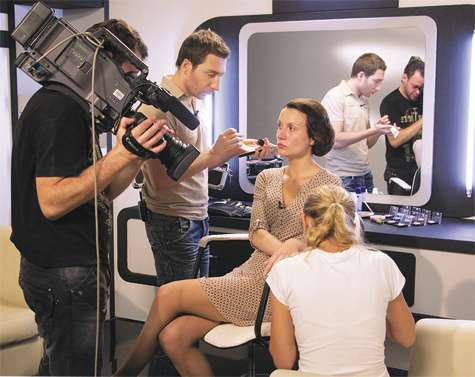 Увидев себя в зеркале после работы специалистов героини чаще всего испытывают приятный шок, и обещают поддерживать новый образ. Фото: Владимир Чистяков.