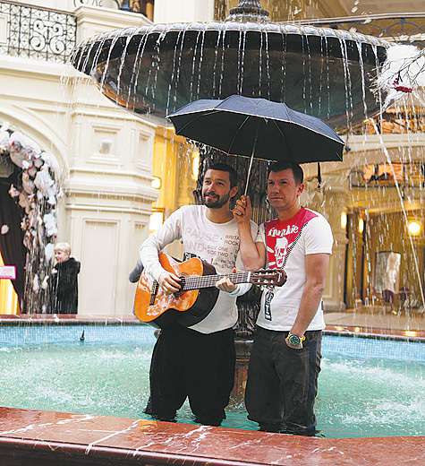 Братья Кристовские: «Залезать в фонтан было действительно страшно — вода оказалась ледяной! А то, что вокруг были люди, не особо смущало — ради результата можно и в фонтане постоять».