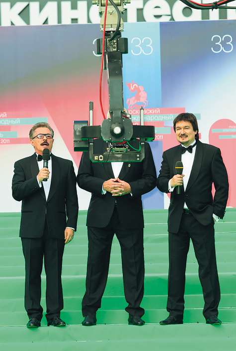 В контексте «трансформерского» открытия фестиваля Никита Михалков уже к банкету заработал новое ласковое прозвище Никита Трансформер. И оператор крана, возможно, сам того не желая, помог сделать соответствующий прозвищу кадр. Фото: Геннадий Авраменко. В контексте «трансформерского» открытия фестиваля Никита Михалков уже к банкету заработал новое ласковое прозвище Никита Трансформер. И оператор крана, возможно, сам того не желая, помог сделать соответствующий прозвищу кадр. Фото: Геннадий Авраменко.