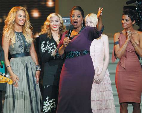 Для того чтобы достойно проводить телекоролеву, в Чикаго приехало немало знаменитостей. На фото — Бийонс, Мадонна, Дакота Фаннинг, Хэлли Берри.