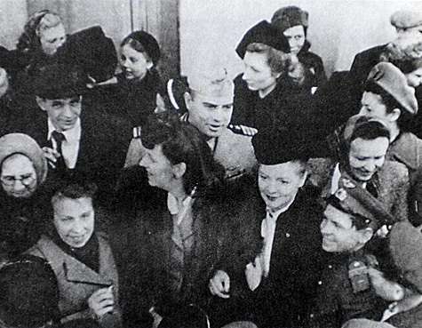 Отметив День Победы на Красной площади, Зоя пригласила Джексона в гости. В ту ночь они зачали ребенка.