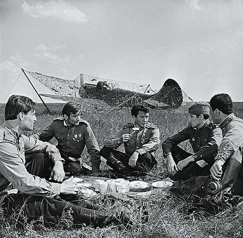 Почти у всех главных героев есть реальные прототипы. Летчик Виталий Попков «подарил» фильму сразу двух персонажей – Маэстро и Кузнечика. В Смуглянке Быков воплотил образ своего друга. А в Ромео – узбекского летчика Марнсаева.