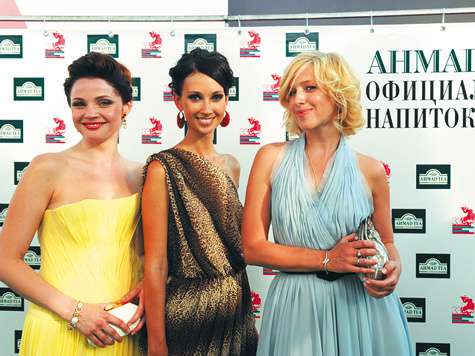 Светские страсти, которые кипят на ковровой дорожке, гарантированно приводят к приступам жажды. И здесь на помощь звездам и гостям фестиваля обязательно придет официальный напиток ММКФ Ahmad Tea, вкус которого уже вдохновил актрис Екатерину Вуличенко, Ана Светские страсти, которые кипят на ковровой дорожке, гарантированно приводят к приступам жажды. И здесь на помощь звездам и гостям фестиваля обязательно придет официальный напиток ММКФ Ahmad Tea, вкус которого уже вдохновил актрис Екатерину Вуличенко, Ана