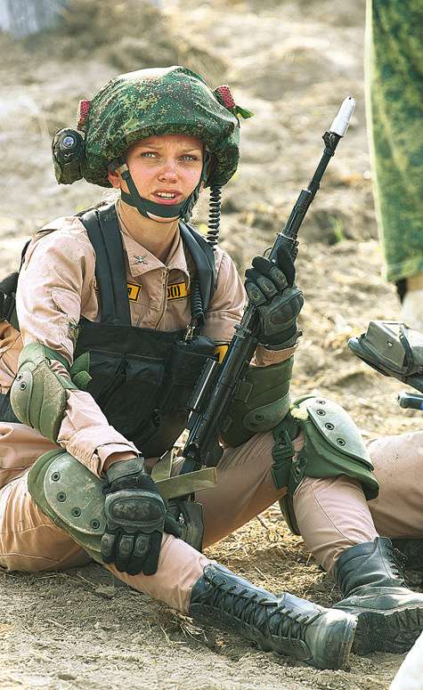 Модель Елена Кулецкая пронесла с собою в казарму косметику. Фото: Руслан Рощупкин.