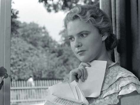 Исполнительница роли учительницы Татьяны Сергеевны Нина Иванова не была профессиональной актрисой. После «Весны на Заречной улице» она пыталась сниматься, но без успеха. И вскоре устроилась помощником режиссера на Горьковскую киностудию. Но с развалом стр