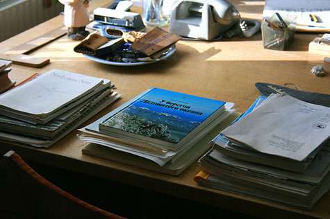 Настроение Ольги Кабо и Дмитрия Харатьяна было вполне фестивальным. Однако помимо веселья на вечеринках они успевали очень многое. Дмитрий исправно выполнял функции президента фестиваля, а Ольга сыграла в спектакле «Память о Солнце». Фото: Борис Кремер.