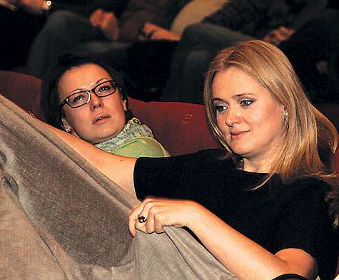 Анна Михалкова специально пришла попозже, чтобы избежать ненужных интервью. Прокралась в зал, села отдельно от съемочной группы и замаскировалась в шаль. Другой представитель клана Михалковых, Артем, не пришел по уважительной причине — застрял на съемках 