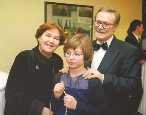 С женой и внучкой.