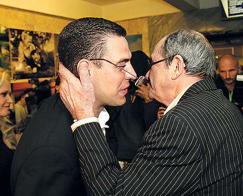 Эммануил Виторган так сжал в объятиях Дюжева, что у того аж очки слетели. Очки подобрали, но больше Дюжев обниматься ни с кем не стал. Эммануил Виторган так сжал в объятиях Дюжева, что у того аж очки слетели. Очки подобрали, но больше Дюжев обниматься ни с кем не стал.