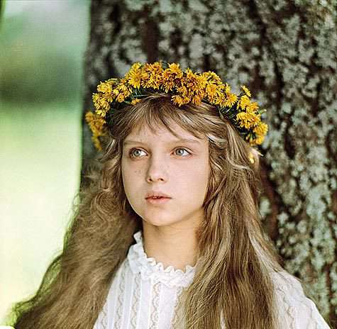 Отсмотрев сотни кандидаток, режиссер остановил выбор на робкой, с наивным взглядом Ирине Мазуркевич. Кадр из первого фильма актрисы – «Чудо с косичками», 1974 год.