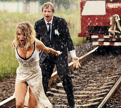 Свадебное платье Лобода примеряет пока только в клипах. Правда, в последнем видео «Революция» певица венчальный наряд разорвала на кусочки.