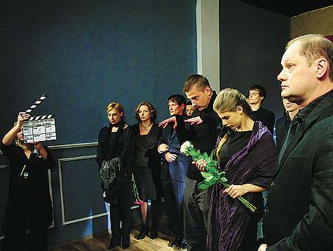 Актеры, исполняющие в сериале главные роли, на «похоронах» стояли в первом ряду. Журналистов, приглашенных в массовку, поставили в ряд в конце зала. Фото: Владимир Чистяков.