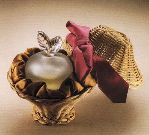 Первое «яблоко» Nina Ricci было хрустальным.