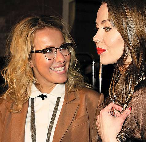 Ксения Собчак прибыла, как обычно, с Ульяной Сергиенко. Необычными были взгляды Ксении в сторону Ульяны, а точнее — восторженная нежность, которой они были наполнены. Фото: Геннадий Авраменко.