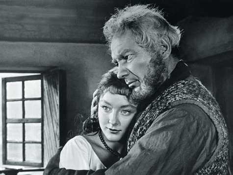 Партнерами юной Вертинской в фильме выступили настоящие звезды советского кино. Иван Переверзев (на фото) сыграл отца Ассоль, моряка Лонгрена. Кстати, главная героиня в фильме говорит голосом другой актрисы, Нины Гуляевой, которая подарила свой голос и ге