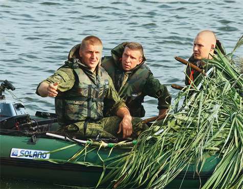 Телеведущий Арчи рад, что впервые в жизни на шоу взял в руки оружие и теперь умеет с ним обращаться. Фото: Руслан Рощупкин.