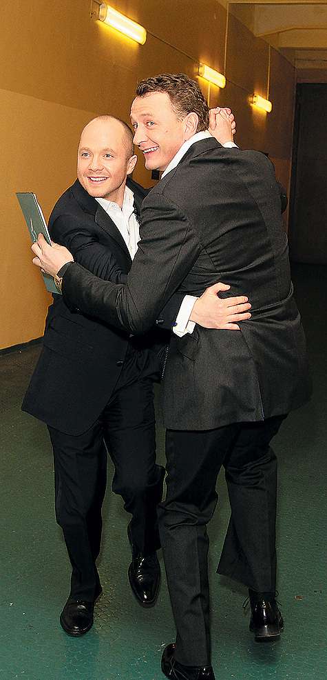 Марат Башаров и Евгений Стычкин зашлись в спонтанном танце в гулких коридорах «Мосфильма». Все эти «танцы» и «коньки» со звездами все-таки сильно поменяли наших артистов. Марат Башаров и Евгений Стычкин зашлись в спонтанном танце в гулких коридорах «Мосфильма». Все эти «танцы» и «коньки» со звездами все-таки сильно поменяли наших артистов.