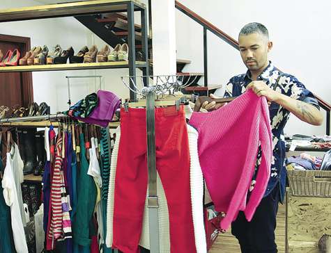 Подобрать новый гардероб — настоящая наука. Но для того, чтобы выглядеть всем на зависть вовсе не обязательно каждый сезон отправляться в мировые столицы моды. Рогов уверен, что и с небольшим бюджетом можно достичь многого. Фото: Владимир Чистяков.