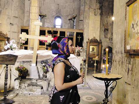 Как настоящая путешественница, телеведущая поставила свечку святому Николаю Чудотворцу, который является покровителем всех странствующих людей.