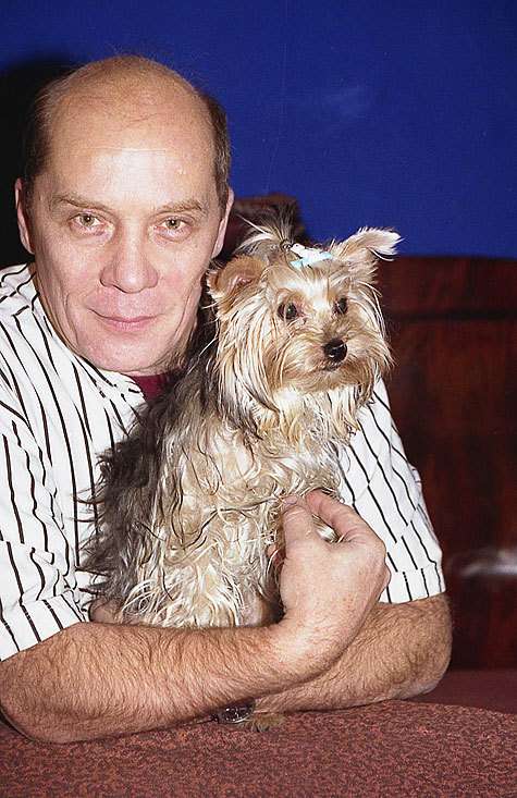Актер признается, что ему по душе английский стиль. В том числе он поклонник маленьких собачек йорков.