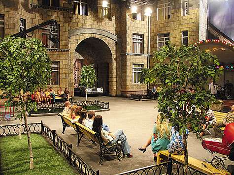 Декорации для программы получились настолько масштабными, что им позавидуют на «Мосфильме». В телевизионной студии вырос трехэтажный дом в натуральную величину с аркой для въезда машин. Фото: Руслан Рощупкин. Декорации для программы получились настолько масштабными, что им позавидуют на «Мосфильме». В телевизионной студии вырос трехэтажный дом в натуральную величину с аркой для въезда машин. Фото: Руслан Рощупкин.